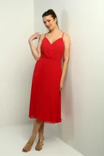 Robe en mousseline évasée à bretelles croisées et dos lacé, doublée, avec encolure cache-cœur et bretelles.