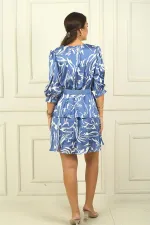 Robe portefeuille en satin doublée à volants et imprimé abstrait, avec ceinture et encolure cache-cœur