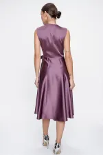 Robe en satin à lacets et à double boutonnage