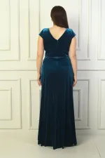 Robe longue en velours grande taille pour femme, avec décolleté en V devant et dos, fronces latérales et manches demi-lune.