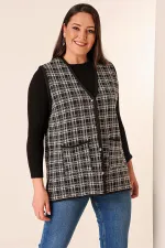 Gilet en tricot grande taille à poches et motifs écossais avec boutons métalliques sur le devant
