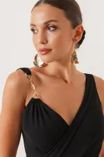 Combinaison asymétrique en crêpe avec accessoires métalliques et col cache-cœur