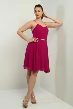 Robe courte évasée en mousseline doublée, à bretelles, à nouer dans le dos et à ouverture sur le devant