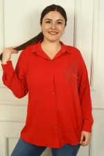 Chemise en crêpe satinée grande taille pour femme, manches repliées et détails en pierre