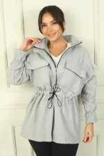 Manteau en cachemire pour femme avec fermeture éclair sur le devant, taille et poignets froncés, et double poche.