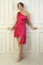 Robe courte en satin doublée et drapée à une épaule pour femme