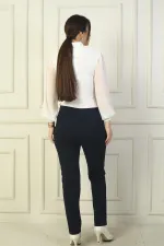 Pantalon classique pour femme, taille élastique, poches latérales, entièrement en Lycra, jambes renforcées.