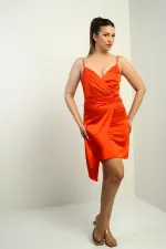 Robe courte en satin drapé à bretelles croisées et taille à pompons.