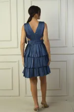 Robe courte en satin doublée à col en V devant et dos pour femme, ornée d'un détail à la taille.