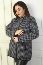 Cardigan en acrylique grande taille à motif pied-de-poule, poches avant à boutons-pression pour femme et détails en cuir. Cardigan en acrylique grande taille à motif pied-de-poule, poches avant à boutons-pression pour femme et détails en cuir.