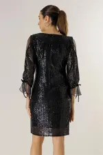 Robe longue à manches courtes doublée d'organza et ornée de sequins