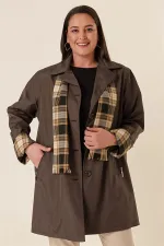 TRENCH BONDIT GRANDE TAILLE AVEC POCHES DOUBLÉES ET ZIPPÉES, ET ÉCHARPE EN ACCESSOIRE.