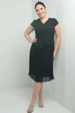 Robe courte grande taille pour femme avec détails en pierre, doublée, entoilée, double jupe et plis en mousseline