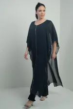 Combinaison grande taille pour femme avec haut en mousseline, détails en pierre, jambes larges et conception en lycra.