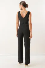 Combinaison asymétrique en crêpe avec accessoires métalliques et col cache-cœur