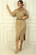 Robe longue boutonnée sur le devant, ceinture à la taille et double poches, finition effet lin.