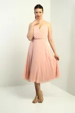 Robe en mousseline évasée à bretelles croisées et dos lacé, doublée, avec encolure cache-cœur et bretelles.