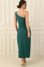 Robe de soirée longue à une épaule, drapée sur le devant et doublée