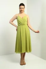 Robe en mousseline évasée à bretelles croisées et dos lacé, doublée, avec encolure cache-cœur et bretelles.