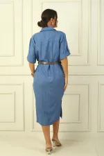 Robe longue boutonnée sur le devant, ceinture à la taille et double poches, finition effet lin.