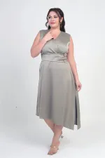 Robe asymétrique grande taille en crêpe satin à encolure cache-cœur et boutons décoratifs