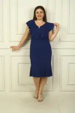 Robe grande taille pailletée avec col à volants et broche