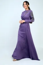 Robe hijab en crêpe satin doublée, ornée de pierres et froncée sur le devant