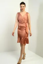 Robe courte en satin pour femme, doublée, à col cache-cœur, drapée sur le devant et ornée de volants.