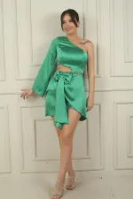 Robe courte en satin doublée à manches simples et décolletée avec nœud en chaîne pour femme