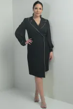 Robe courte grande taille en mousseline à manches courtes et col cache-cœur, bouton unique.