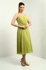 Robe en mousseline évasée à bretelles croisées et dos lacé, doublée, avec encolure cache-cœur et bretelles.