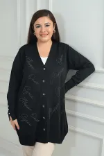 Gilet long grande taille pour femme avec détails de boutons aux manches et imprimé pierre.