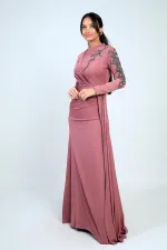 Robe hijab en crêpe satin doublée, ornée de pierres et froncée sur le devant