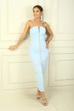 Robe de soirée en crêpe avec doublure et fente sur le devant, détails en pierre