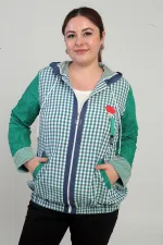 Manteau à capuche grande taille pour femme, avec poche avant zippée, détails en maille et motif à carreaux.