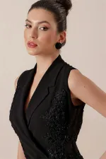 Combinaison cache-cœur ornée de perles et de broderies