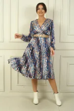 Robe en satin à motif abstrait plissé, doublée, à encolure cache-cœur et ceinture