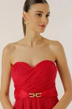 Robe longue bustier en tulle, avec ceinture à boucle, drapé sur le devant et doublure.