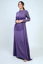 Robe hijab en crêpe satin doublée, ornée de pierres et froncée sur le devant