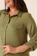 Tunique longue Ayrobin grande taille boutonnée sur le devant, manches trois-quarts, détails perles