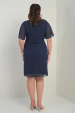 Robe en mousseline grande taille pour femme, ornée de cristaux aux épaules et à la taille, doublée et avec pochette.