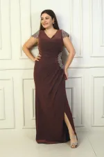 Robe longue en lycra grande taille, doublée, drapée et pailletée, avec décolleté en V devant et dos, détails de pierres aux manches et à la taille.