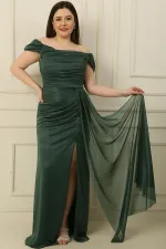 Robe longue pailletée grande taille, manches courtes, doublée, drapée sur le devant et fendue.