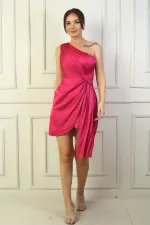 Robe courte en satin doublée et drapée à une épaule pour femme