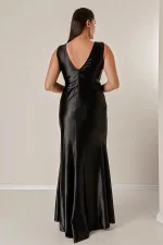 Robe longue en satin grande taille avec drapé sur le devant et détails perlés, doublée