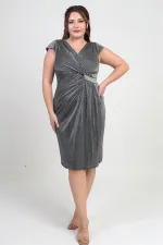 Robe à paillettes grande taille en lycra, ornée de deux pierres et à encolure cache-cœur. Doublée et à manches demi-lune.