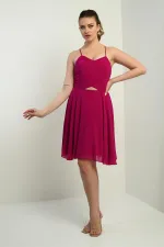 Robe courte évasée en mousseline doublée, à bretelles, à nouer dans le dos et à ouverture sur le devant