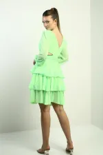 Robe courte en mousseline doublée à volants, décolleté en V devant et dos, taille marquée, pour femme