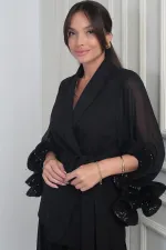 Veste croisée pour femme avec ceinture à la taille, doublure en mousseline et manches à volants ornées de sequins.