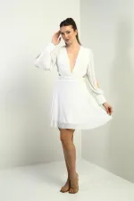Robe courte évasée à sequins doublée, décolleté en V devant et dos, taille marquée, pour femme
